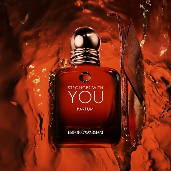 Rode Emporio Armani 'Stronger With You Parfum' flacon in water, met vanillestokje en leer.