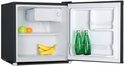 Open zwarte minikoelkast met fruit en twee flessen water.