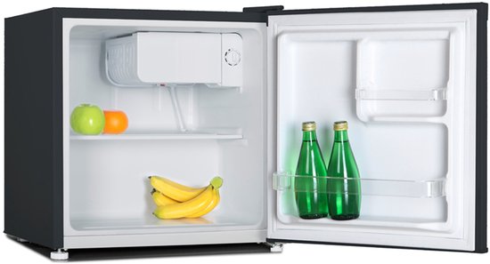 Open zwarte minikoelkast met fruit en twee flessen water.