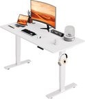 Wit bureau met gebogen monitor, laptop, toetsenbord, muis en accessoires. Met hoofdtelefoon aan de zijkant.