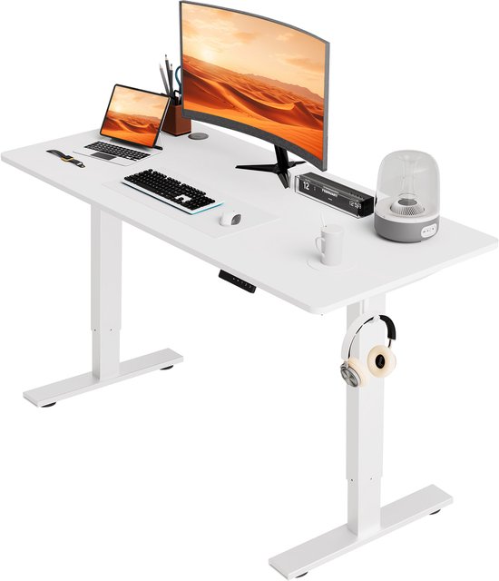 Wit bureau met gebogen monitor, laptop, toetsenbord, muis en accessoires. Met hoofdtelefoon aan de zijkant.