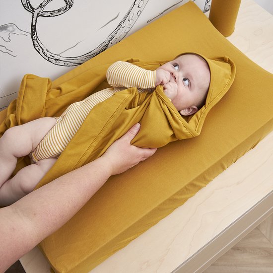 Meyco Baby Uni badcape - honey gold - 80x80cm van Meyco — afbeelding 5