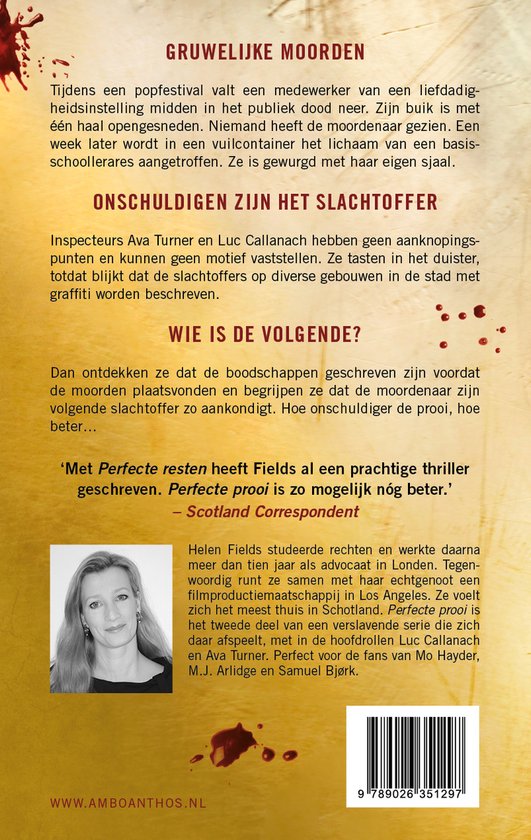 Achterflap van het boek met een portretfoto van een vrouw, tekst over het verhaal en een recensie. Bloeddruppels en een barcode zijn zichtbaar.