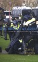 Boekcover met de titel 'Wat moeten we doen?' in grote letters. Drie politieagenten in uniform met helmen en wapenstokken houden een persoon vast op gras.