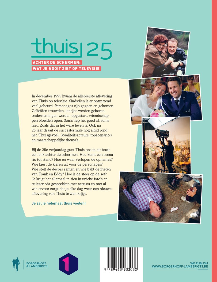 Twee mannen en een vrouw lachen op een foto in de achtergrond. Op de voorgrond een vrouw met een bruidsjurk en een man in uniform.