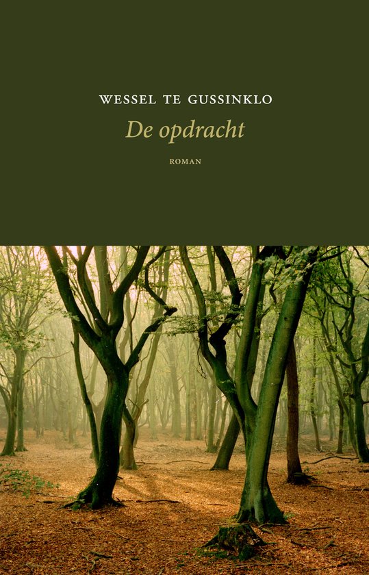 Boekomslag van 'De opdracht' met een mistig bos en tekst: WESSEL TE GUSSINKLO, De opdracht, ROMAN.