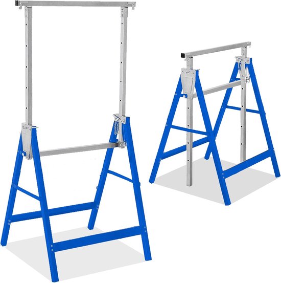 Twee blauwe en zilveren schragen, de ene staat opengeklapt, de andere is een beetje ingeklapt. Metalen constructie met A-vormige poten.