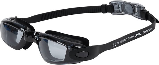 Zwarte Slazenger zwembril met getinte glazen en verstelbare band. CE BS ISO 18527-3:2020 logo op de band.