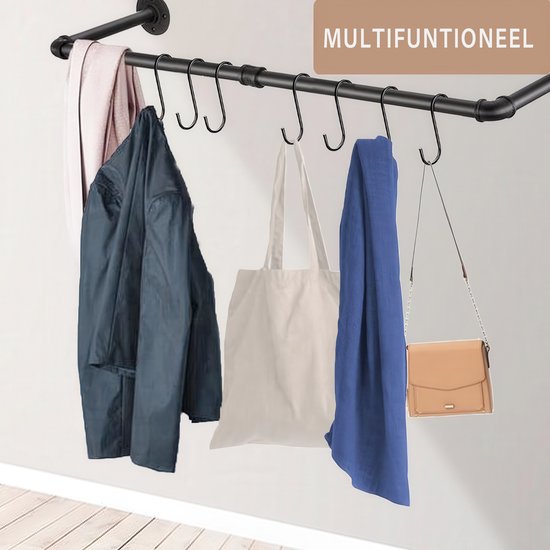 Zwarte S-haken gebruikt om kleding en tassen op te hangen aan een zwarte rail.