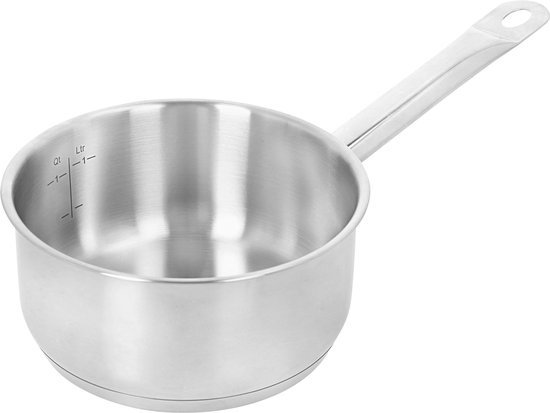 Zilverkleurige steelpan met maataanduidingen (1L en 2Qt) en een lange steel.