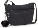 Zwarte Kipling schoudertas, model Arto S, met zilverkleurige ritsen en zwarte aapjes-hanger. Het hoofdvak is open.
