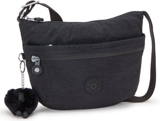 Zwarte Kipling schoudertas, model Arto S, met zilverkleurige ritsen en zwarte aapjes-hanger. Het hoofdvak is open.