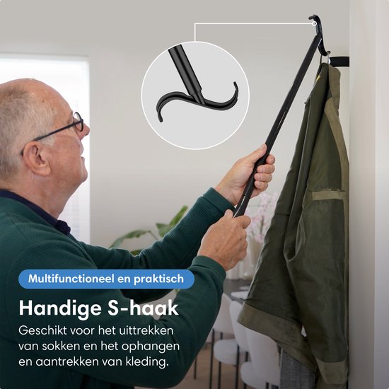 Man gebruikt zwarte S-haak om jas op te hangen, met detailopname van de haak.
