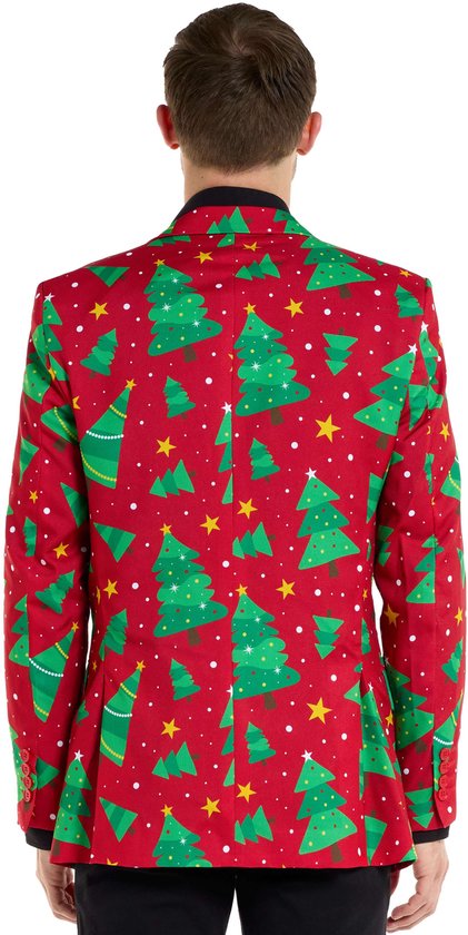 Achterkant van man met rode blazer met print van groene kerstbomen en witte sterren.