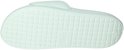 Zolen van witte Lacoste badslippers met gegroefd patroon en krokodil logo.
