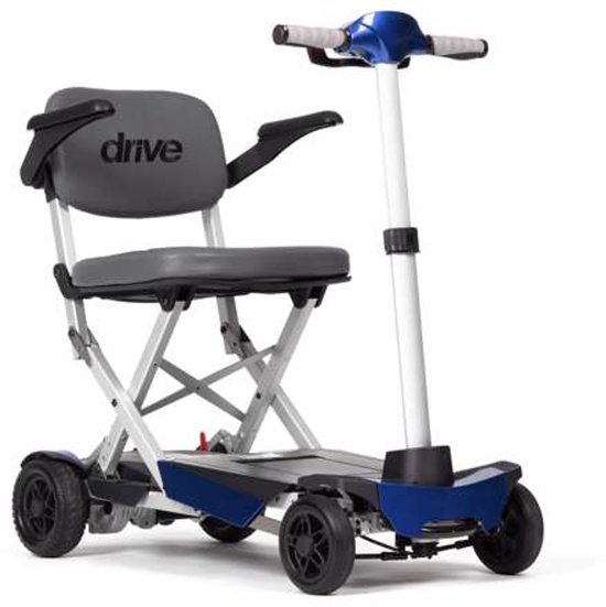 Opvouwbare scootmobiel met blauwe accenten, grijze zitting en witte stuurkolom.