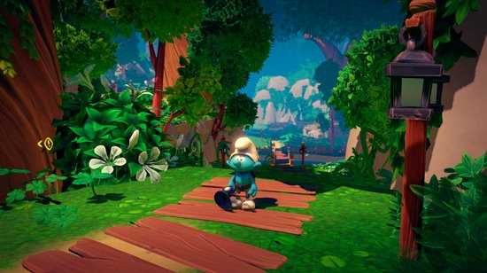 Een Smurf zit op een houten pad in een weelderig, groen bos met grote bloemen en paddenstoelhuizen.