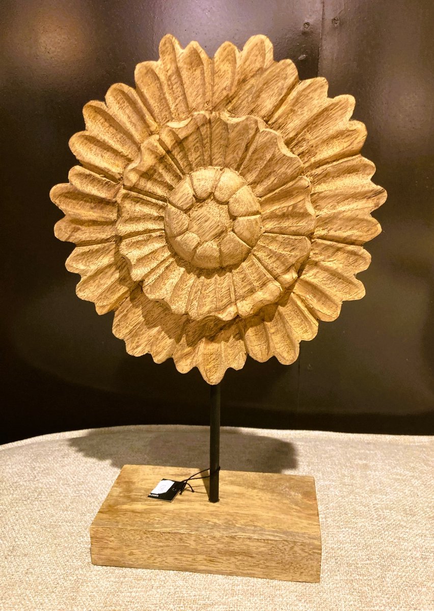 Bloem - Ornament op standaard - Houten Bloem - Wonen - Woonaccessoire - Woonaccessoires - Raam Decoratie - Decoratief - Interieur - Sfeervol - Vensterbank - Teakhouten ornament Zonnebloem - Handgemaakt - Hoogte 40 cm