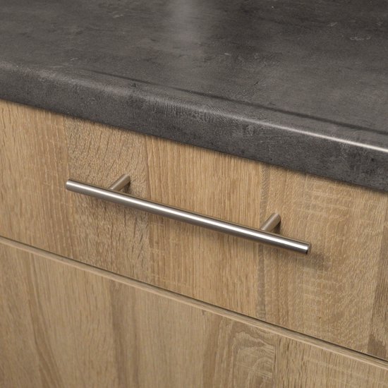 Een zilverkleurige RVS handgreep, 160mm lang, bevestigd op een houten keukenkastje.