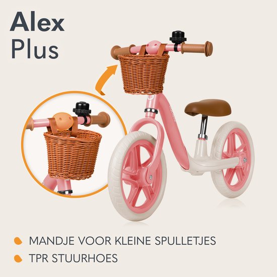 Roze loopfiets met bruin zadel, rotan mandje met detailweergave en bruine handvatten.
