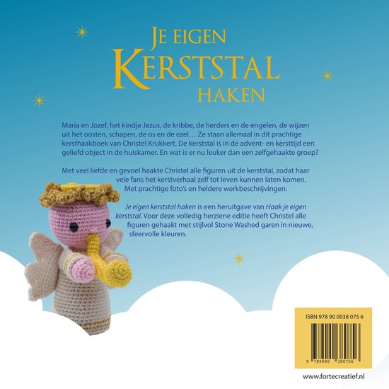 Een gehaakte engel met een trompet op een blauwe achtergrond met wolken en sterren. De titel 'Je eigen Kerststal haken' staat bovenaan.