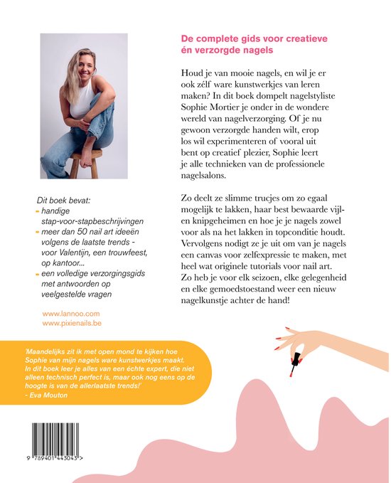 Vrouw met blond haar zit op krukje, lachend. Ze draagt een witte top en spijkerbroek. Rechtsboven tekst over het boek.