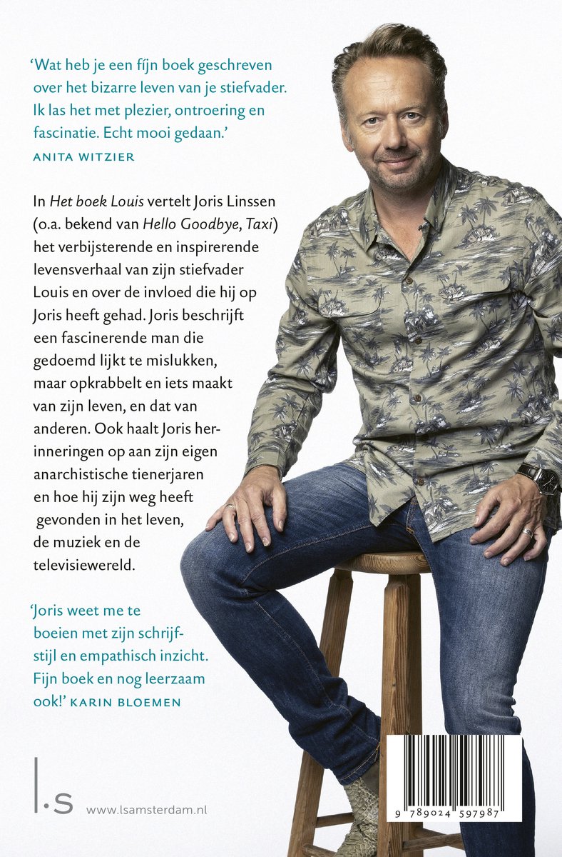 Joris Linssen - Het boek Louis. Joris Linssen zit op een krukje, hij draagt een Hawaii-blouse en een spijkerbroek. Achter hem staat een groot deel van de tekst.