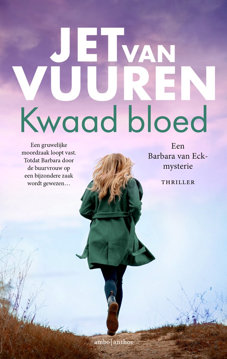 Boekcover met de titel 'Kwaad bloed' van Jet van Vuuren. Een vrouw met blonde haren in een groene jas rent weg op een pad.
