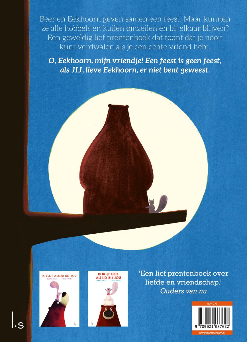 Een grote bruine beer en een kleine eekhoorn zitten op een boomtak onder een grote maan. De tekst op de achterkant beschrijft het verhaal.