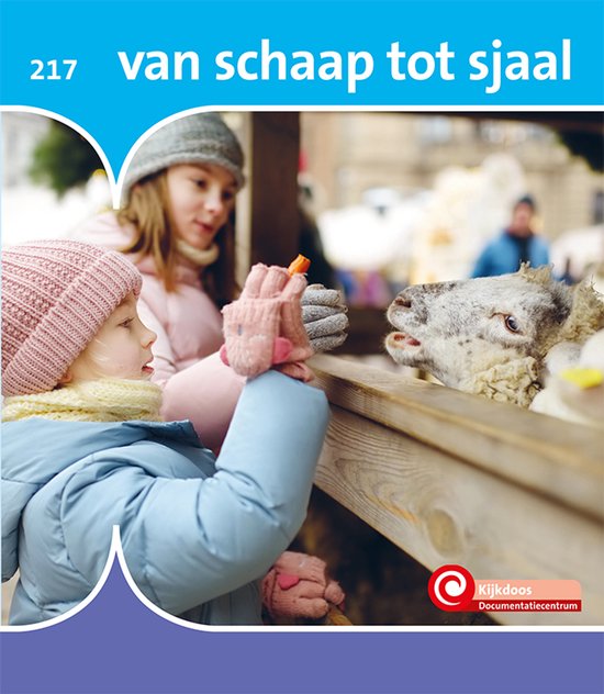 Twee meisjes met winterkleding voeren een schaap wortels. 'Van schaap tot sjaal' staat op de blauwe band.