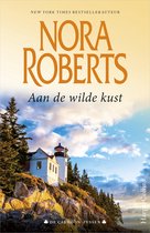 Boekhoes met vuurtoren op een rotsachtige kustlijn, met de titel 'Aan de wilde kust' van Nora Roberts.