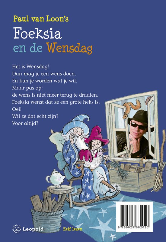 Foeksia en een tovenaar met een sterrenhoed, zittend in een stoel. Een man met een hoed en zonnebril kijkt door een raam.
