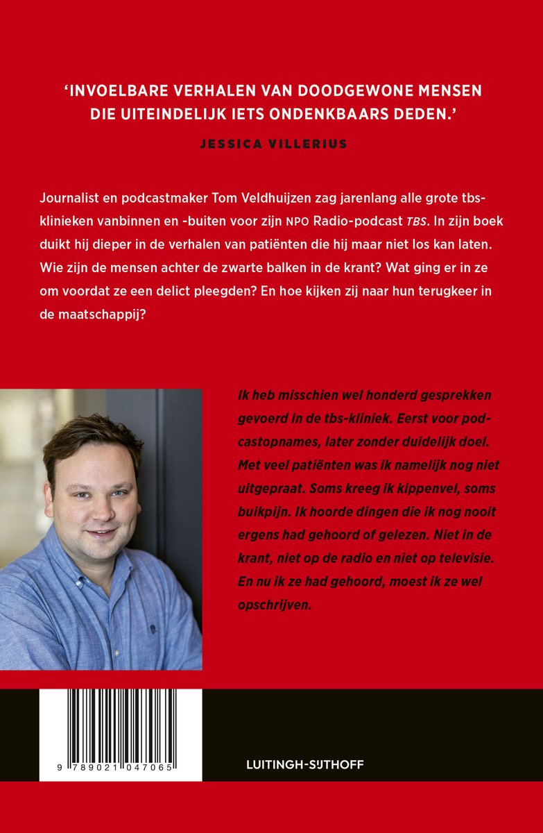 Achterkant van een boek met een rode achtergrond. Links een portret van een man, rechts tekst en een prijs. Titel: 'Wat ging er in ze om'.