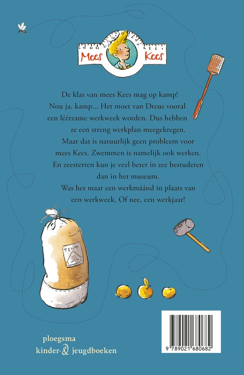 De achterkant van het kinderboek "Mees Kees Op kamp" met illustraties van een kamp, een zak met "TENT" erop, en andere objecten.
