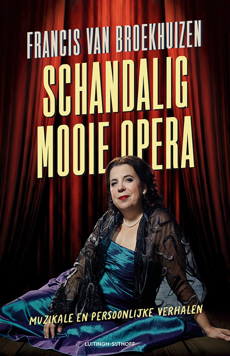 Vrouw in blauw-groene jurk met zwarte sjaal, zittend voor rode gordijnen. Titel: 'Schandalig mooie opera'.