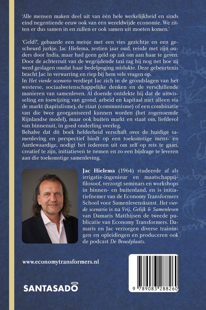 Portret van Jac Hielema, auteur van 'Het vierde scenario', zittend. Achtergrond met tekst.