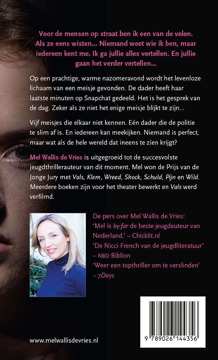Achterkant van een boek met tekst over het verhaal, recensies en een foto van de auteur Mel Wallis de Vries.