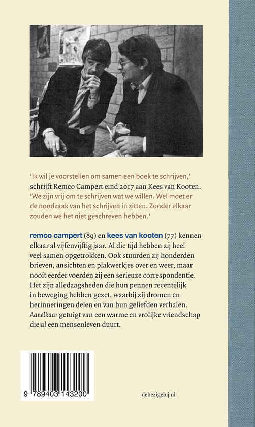 Boekomslag met twee mannen die praten. Titel: 'Aanelkaar' door Remco Campert en Kees van Kooten.
