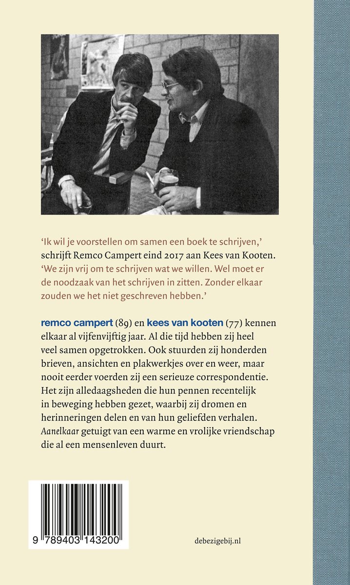Boekomslag met twee mannen die praten. Titel: 'Aanelkaar' door Remco Campert en Kees van Kooten.