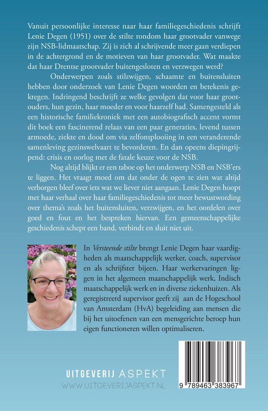 Achterkant van een boek met tekst en een portretfoto van een lachende, oudere vrouw met een bril.