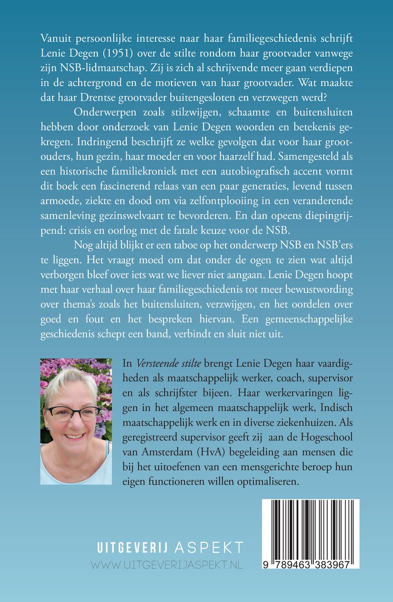 Achterkant van een boek met tekst en een portretfoto van een lachende, oudere vrouw met een bril.
