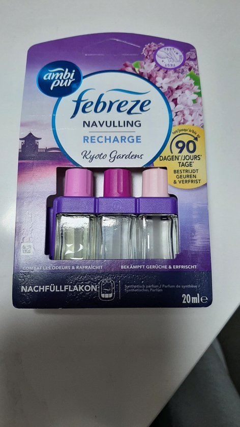 Febreze navulling Kyoto Gardens met paarse en roze dopjes en drie glazen flesjes.