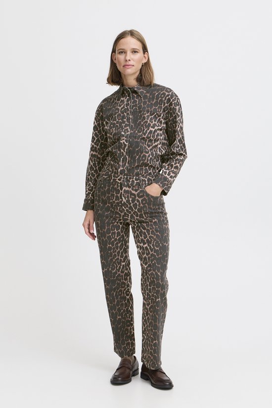 Model draagt een spijkerbroek en jasje met luipaardprint in bruin en zwart.