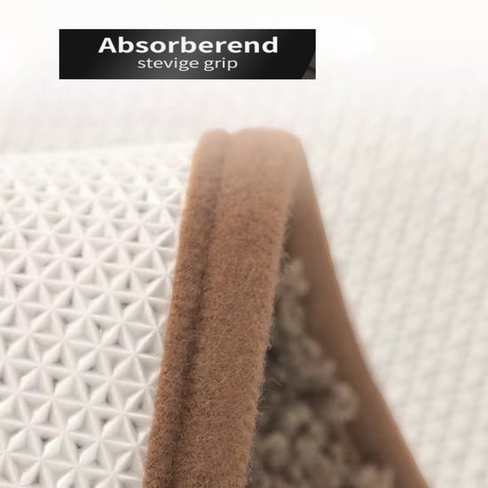 Close-up van de bruine badmat met antislip onderkant en bruine bies.