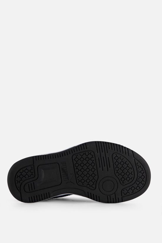 Zool van een zwarte PUMA sneaker met een gestreept patroon.