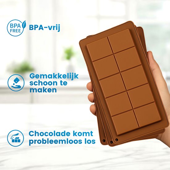 Hand die stapels bruine siliconen chocoladevormen vasthoudt, met BPA-vrij icoon.