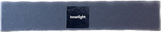 Zwarte verpakking met een klein zwart label met 'Innerlight' erop.