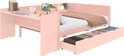 Roze slaapbank met bureau, boekenplanken en een uitgeschoven lade met kleding.