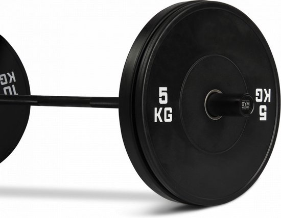 Zwarte halterstang met een 10 kg bumper plate en een 5 kg bumper plate.