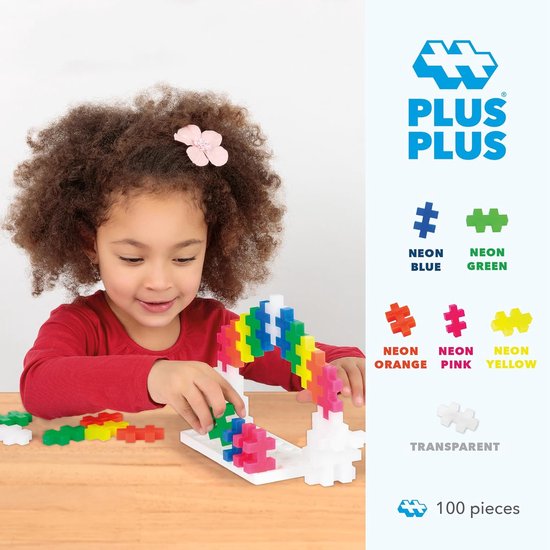 Meisje met krullend haar bouwt een regenboog van Plus-Plus stenen. Kleuren aangegeven: blauw, groen, rood, roze, geel, transparant.
